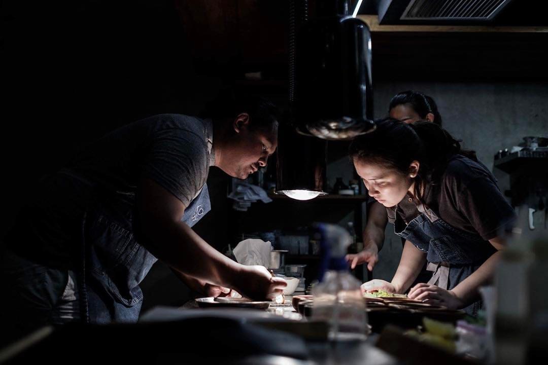 Chef Jordy Navarra (L) at work