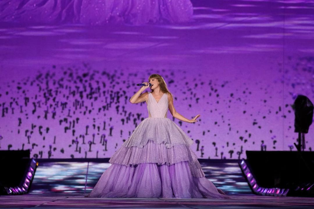 Taylor Swift singing in her concert