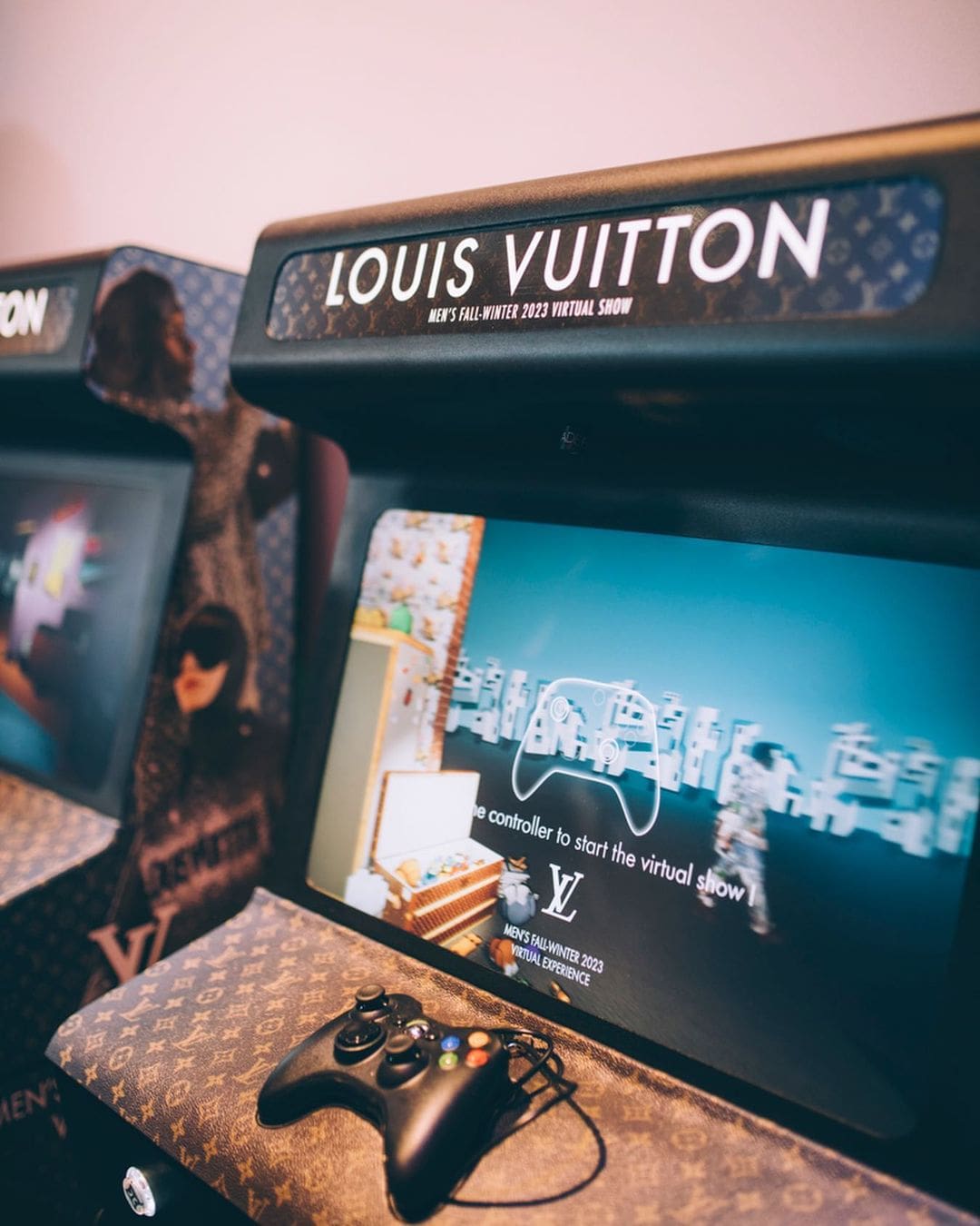 An interactive retro-style machine that showcases Louis Vuitton's Men's Fall-Winter 2023 collection through a virtual show