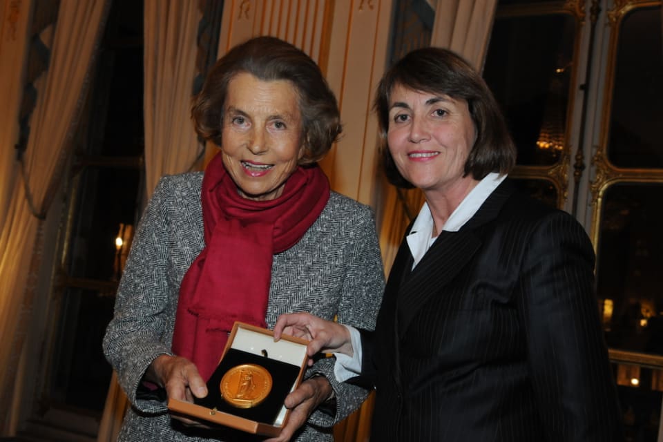 Liliane Bettencourt receiving the "Great Patron of Culture" award from Minister of Culture Christine Albanel in 2008 on behalf of the Fondation Bettencourt Schueller