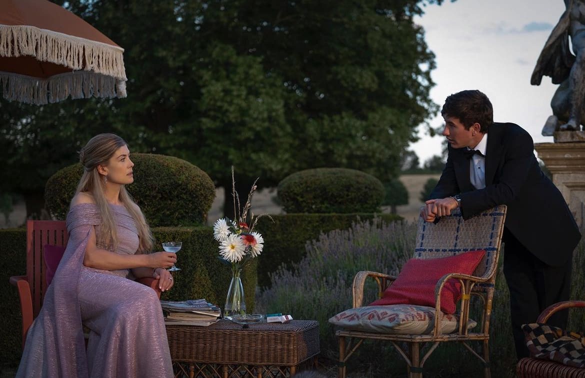 Rosamund Pike and Barry Keoghan in the set of Saltburn.