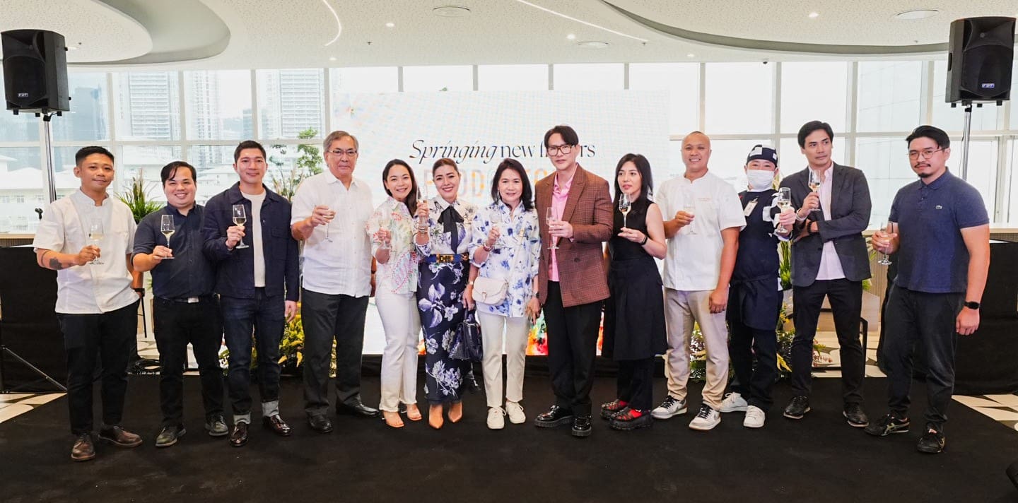 L-R: Deli by Chele’s Chef Carlos Villaflor; Diggy’s Pizza’s Diego Virata; Sushi Nori’s Benj Ramos; Cinnabon’s Rene Santos; Delimondo Café’s Dani Enrile; Le Chon Prime’s Happy Ongpauco-Tiu; Carol Sy; SM Supermalls’ President Steven Tan; Pepper Lunch’s Cecile Zamora; Patisserie’s Kevin Ong; Nadai Fujisoba’s Chef Yoshiaki Kudo and David Guevarra; and Teakha’s Kyle Go