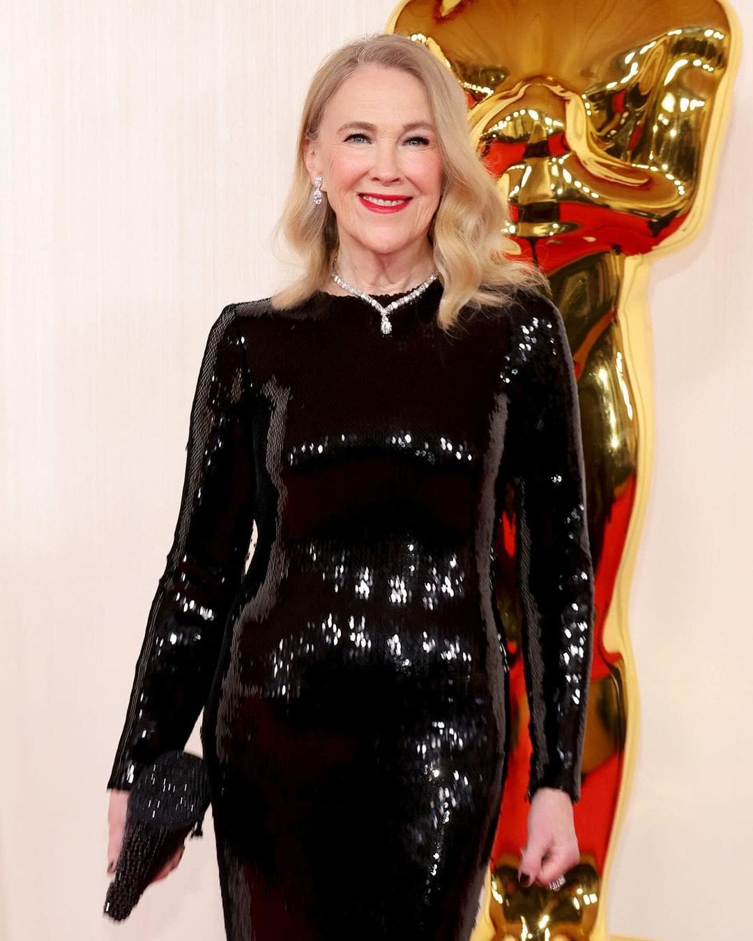 Catherine O’Hara in alluring shiny black at the 96th Academy Awards