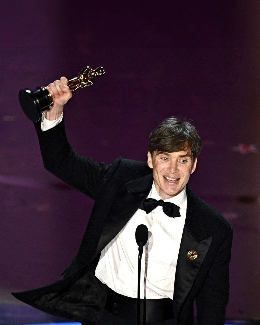 The man of the hour, Cillian Murphy, in an elegant Versace tuxedo