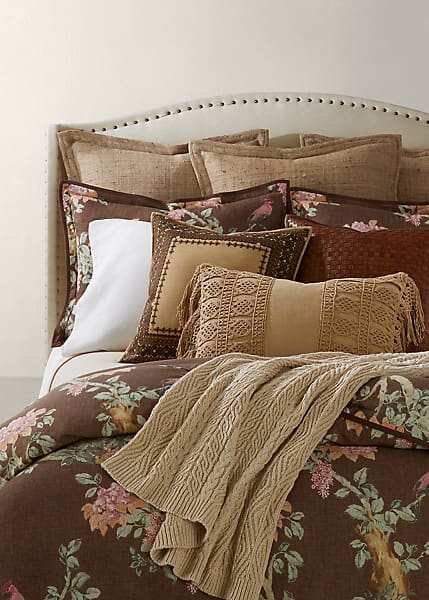 LEFT: Linens from Ralph Lauren Home’s “Harlow Bedding” collection; RIGHT: Ralph Lauren Home’s Mayfair Pedestal Extendable Dining Table