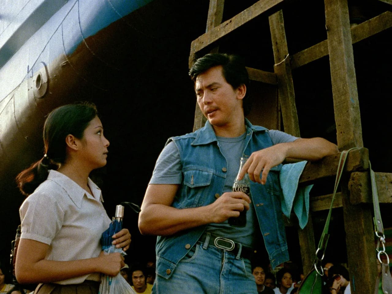 Bona runs away from home to live with an actor named Gardo