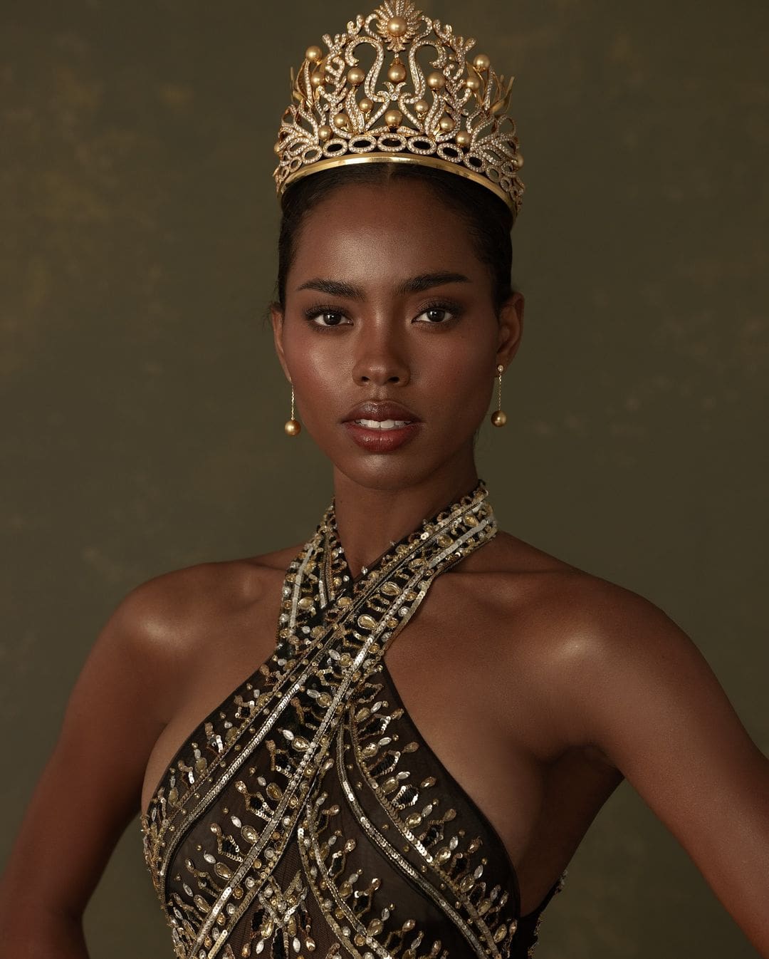 The beauty queen models the first Filipino-made Miss Universe crown created by Jewelmer