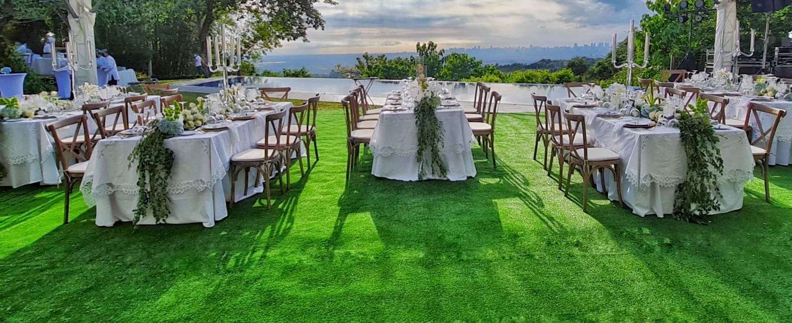 Effortlessly Elegant: Outdoor dining with stunning views / Photo courtesy of Marichelle Ligon