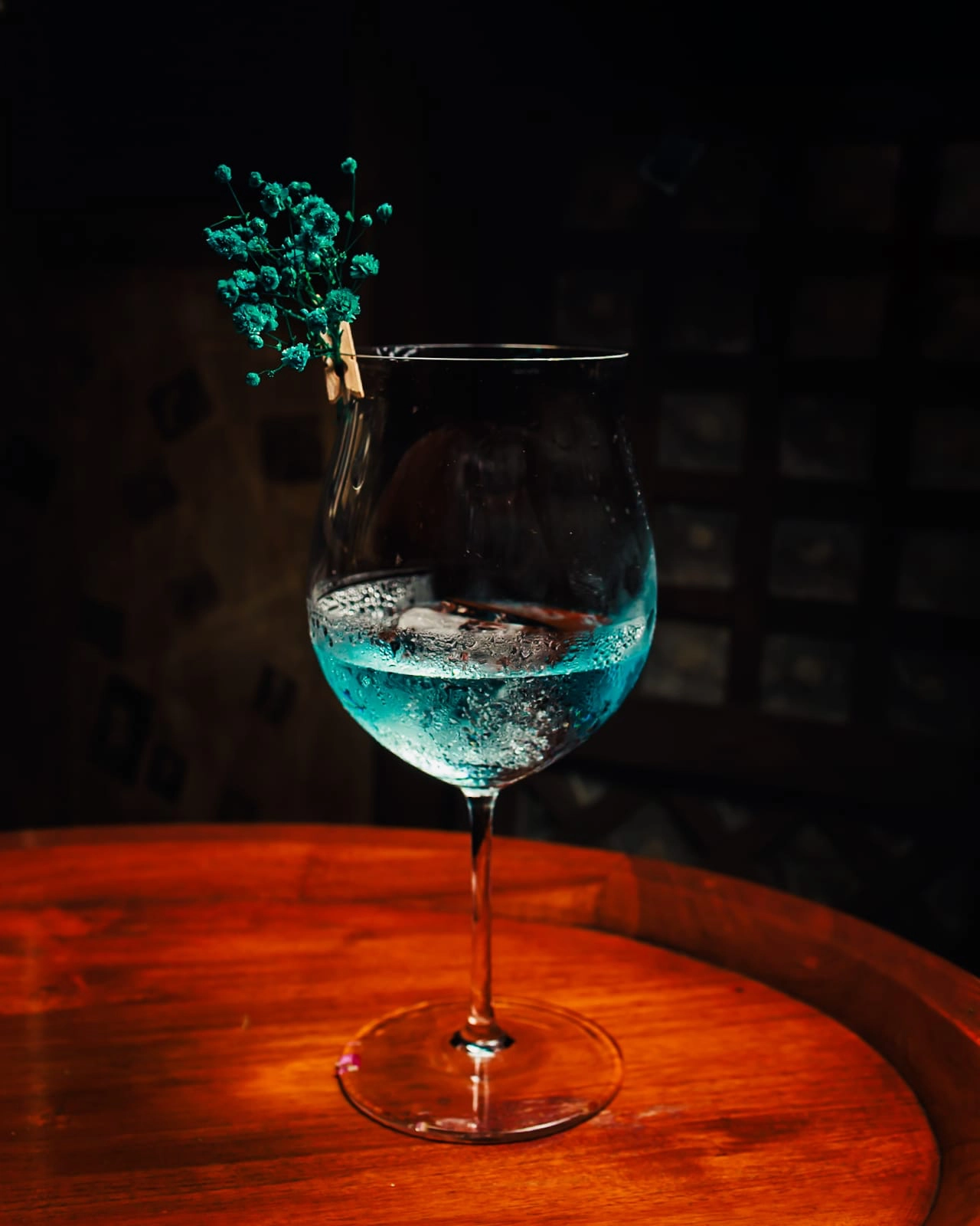 The "A Universe of Things" cocktail beside the Sansó artwork that inspired it